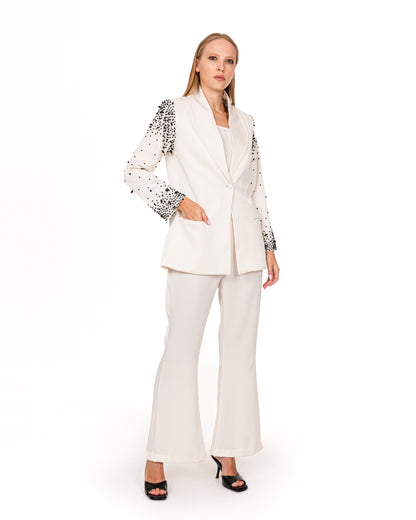 Tailored suit in  crème crepe